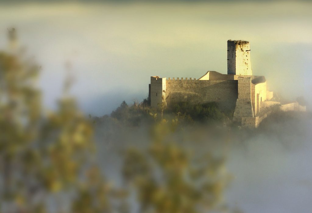 La Rocca Janula Tra La Nebbia