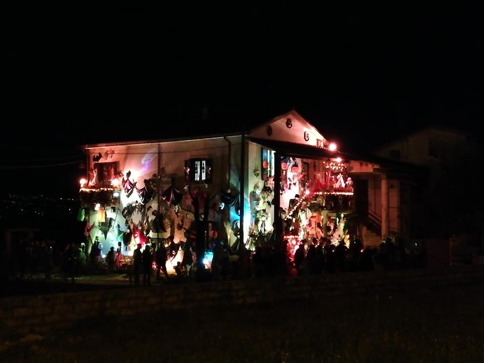 Halloween A Caira Casa Addobbata E Illuminata