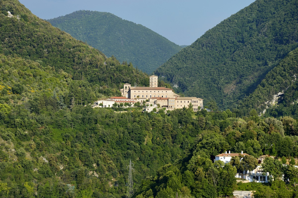 I luoghi di San Benedetto: l'eremo e il monastero di Subiaco e di Santa  Scolastica