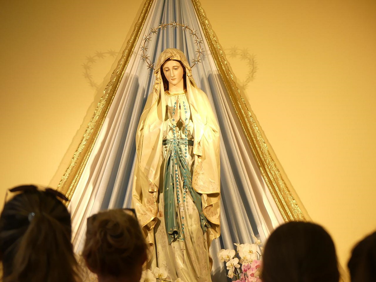 Angeli In Venerazione Della Madonna Mese di Maggio: Festa della mamma e mese della Madonna