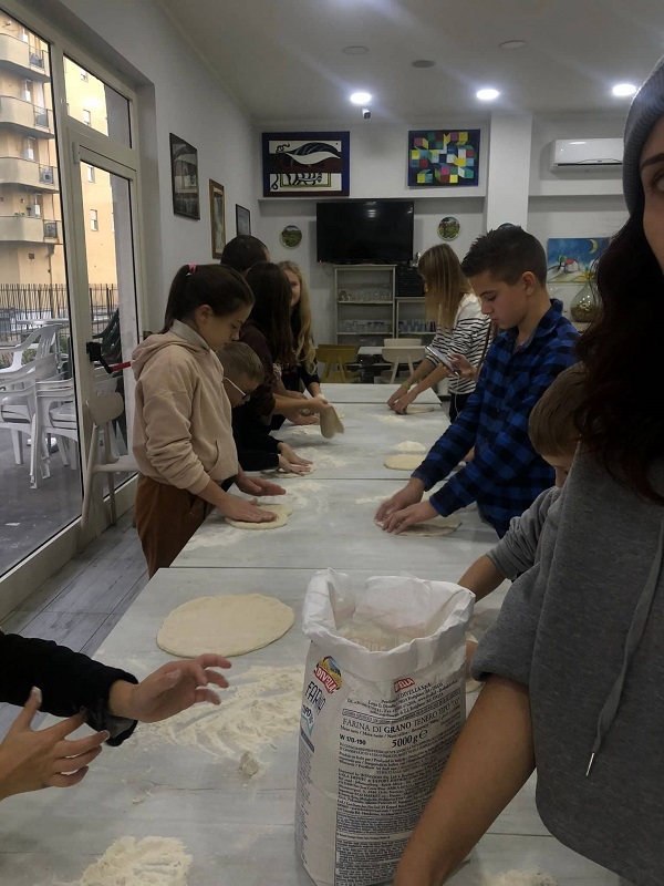 Laboratorio Del Pane Bambini Che Impastano