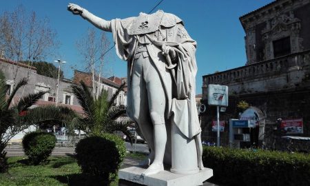 La statua di Ferdinando I di Borbone a Catania.