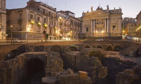 L'Anfiteatro romano nella "Catania vecchia", in versione notturna. Fonte foto: Artribune