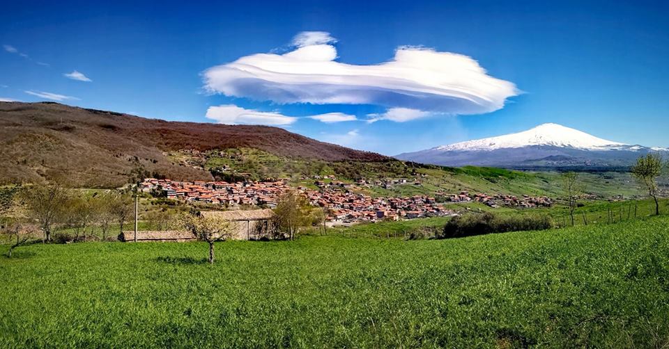 Maniace è uno dei paesi della provincia di Catania che, assieme a Bronte e Randazzo, appartengono al Parco dei Nebrodi. Qui si trova il famoso Castello di Nelson.