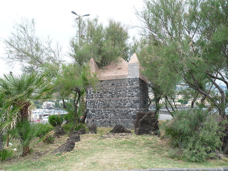 La garitta di Santa Tecla ha la stessa struttura della garitta che si affaccia sul porto di Ognina. 