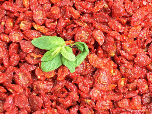 Il pomodoro essiccato al sole è un caposaldo della tradizione agroalimentare siciliana: