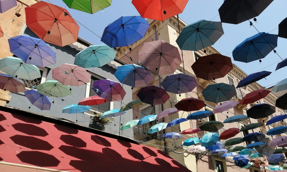 Walter Messina, insieme ai fratelli Massimo e Concetto sono gli artefici dell'installazione degli ombrelli colorati su via Gisira.