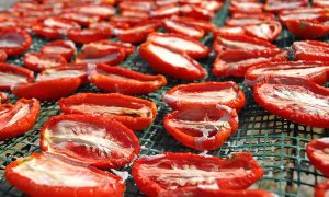 I pomodori secchi sono un piatto immancabile nella tradizione culinaria catanese