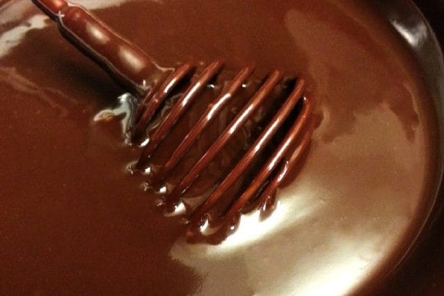La liffia è la gustosissima copertura al cioccolato al latte, fondente o al limone che ricoopre i biscotti/brioche