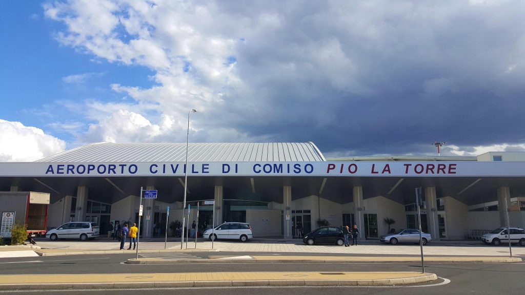 Ingresso dell'aeroporto di Comiso, assieme all'aeroporto di Catania crea la rete aeroportuale orientale della Sicilia