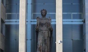 Palazzo di Giustizia - La statua del Palazzo di Giustizia a Catania. Fonte foto: MeridioNews, Dario De Luca