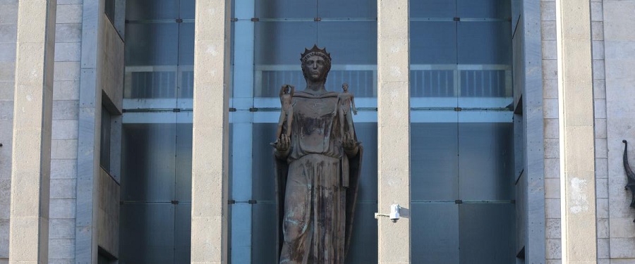 Palazzo di Giustizia di Catania e la “Statua della Polemica” - itCatania