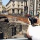 Turista di spalle che scatta una fotografia all'anfiteatro romano di Catania