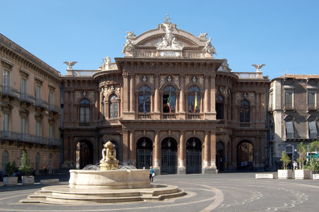 Vista frontale della fontana e Teatro di piazza Vincenzo Bellini
