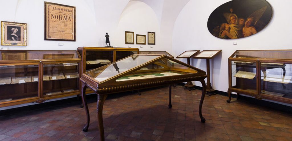 Teca in primo piano all'interno del Museo civico Belliniano