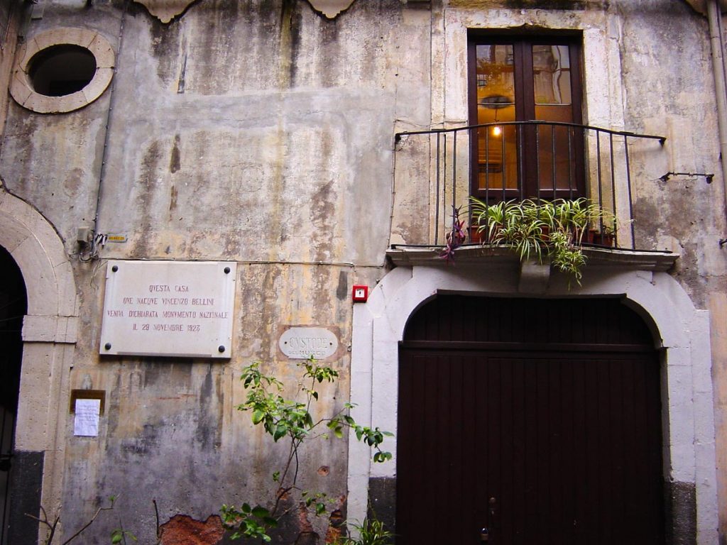 Ingresso Museo civico Belliniano. A sinistra l'insegna che dichiara il palazzo monumento storico