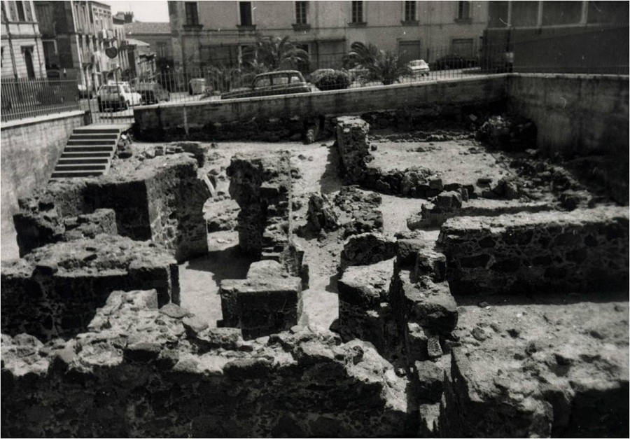Piazza Dante - Terme Romane negli anni 50. Fonte foto: Gocce di Perla