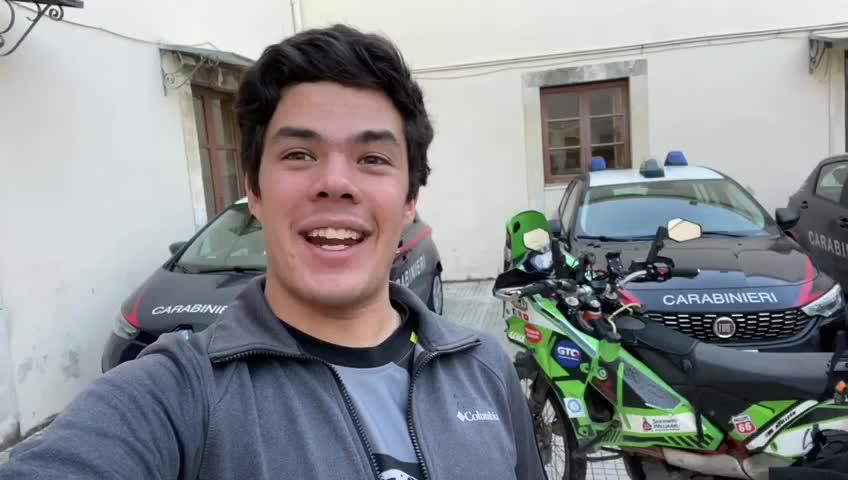 Bernardo Logar in primo piano. Sullo sfondo la sua moto