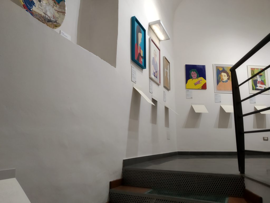Andreana Sardo e la Sala delle Donne con i ritratti appesi