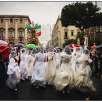 Le 'Ntuppatedde rivendicano lalibertà e l'emancipazione femminile opponendosi come Sant' Agata, al maschio oppressore. Foto di Salvo Puccio