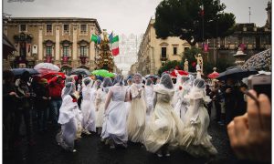 Le 'Ntuppatedde rivendicano lalibertà e l'emancipazione femminile opponendosi come Sant' Agata, al maschio oppressore. Foto di Salvo Puccio