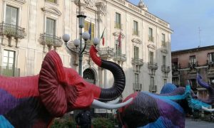 I quattro elefanti bianchi, poi progressivamente colorati, sono una delle nuove installazioni artistiche a Catania