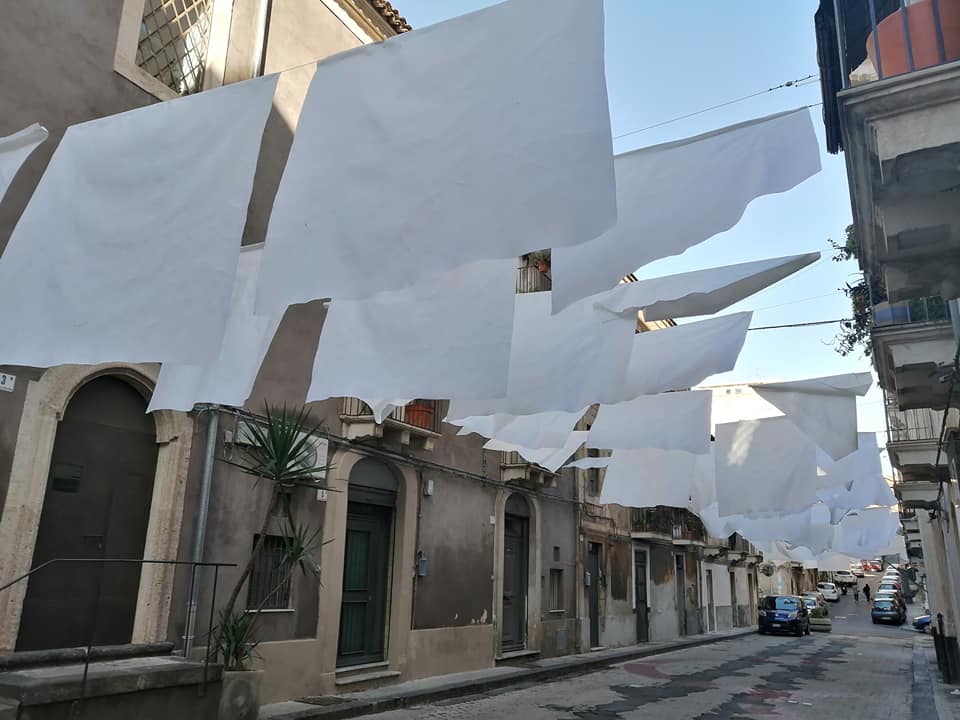 Candide lenzuola, realizzate con un particolare tessuto, sventolano in via Santa Barbara, opera di Giuliano Cardella. Sono una delle nuove installazioni artistiche del centro storico catanese.