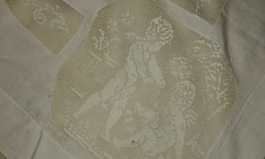 Tante sono le tecniche elaborate: punto ago, croce, erba, uncinetto, chiacchierino, tombolo e intaglio e traforato.