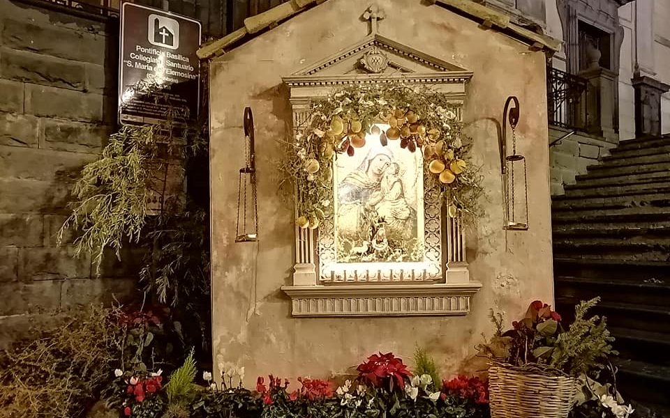 Le cone sono e raffigurazioni tradizionali del Natale, allestite per celebrare la sacra famiglia, con i tradizionali elementi naturali siciliani.