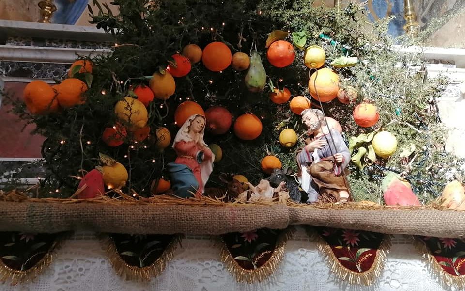 Le tradizionali cone sono gli altarini, le edicole votive allestite con elementi decorativi tipici siciliani come gli agrumi, i fichi, l'asparago selvatico, i dolciumi, per celebrare la nascita di Gesù.4 7697317594776207360 N