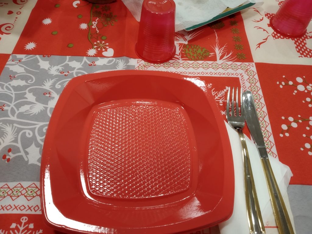 piatti rossi per la cena di Natale