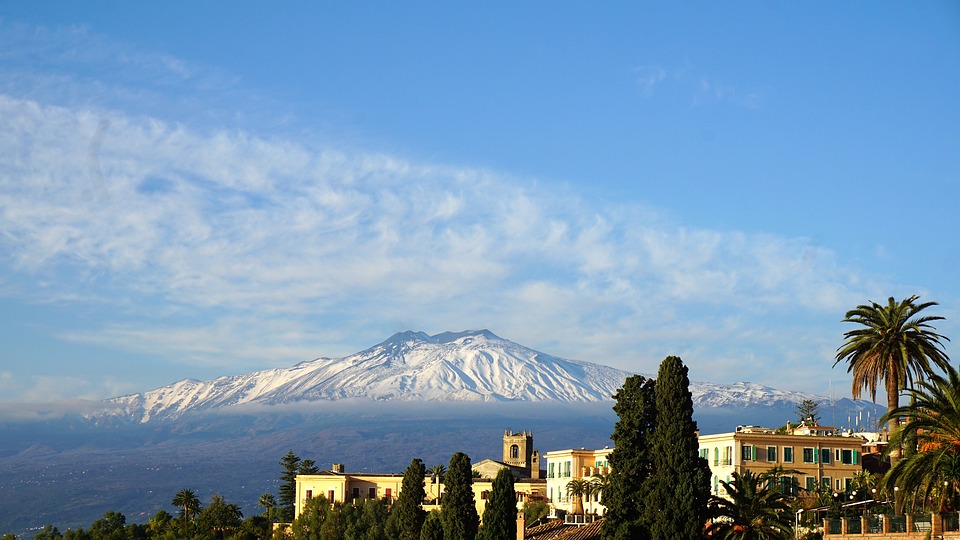 Sciare a Catania: l'Etna innevata. Fonte Pixabay
