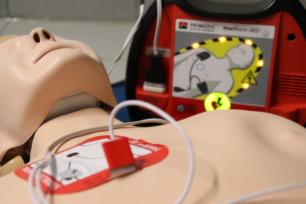 Il cuore di Raffaele - primo piano utilizzo defibrillatore