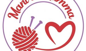 Mani di mamma: il logo di un cuore rosso, un gomitolo rosso e dei ferri per lana
