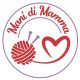 Mani di mamma: il logo di un cuore rosso, un gomitolo rosso e dei ferri per lana
