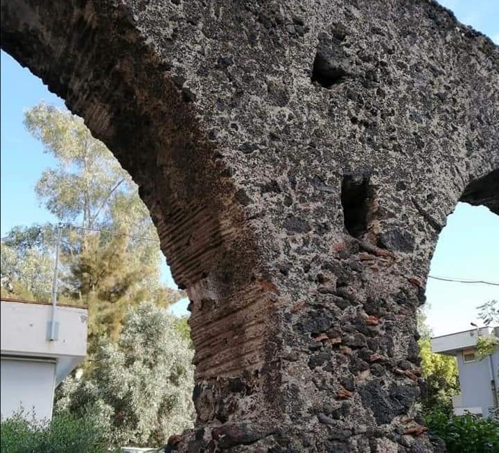 L’archeologia nascosta di Catania: alcuni dei resti dell’acquedotto bizantino presente a Piazza Montessori.