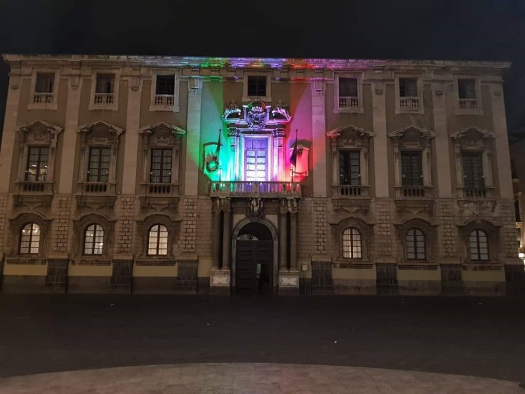 Palazzo degli elefanti si illumina omaggiando il tricolore, questa una delle iniziative promosse a Catania