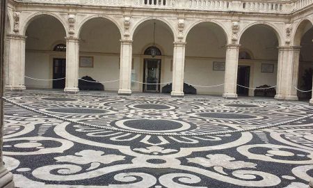 La corte del Palazzo Centrale di Piazza Università che custodisce il meraviglioso pavimento barocco in ciottoli bianche e neri lavici.