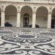 La corte del Palazzo Centrale di Piazza Università che custodisce il meraviglioso pavimento barocco in ciottoli bianche e neri lavici.