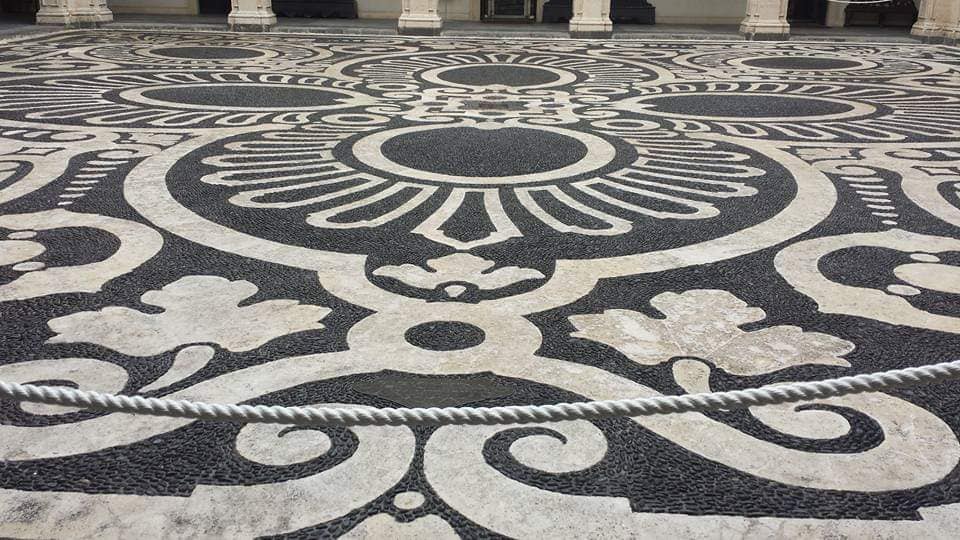 Il palazzo centrale dell'Università di Catania, presenta al suo interno notevoli tesori, uno si questo è il prezioso pavimento, realizzato con ciottoli colorati di natura lavica.