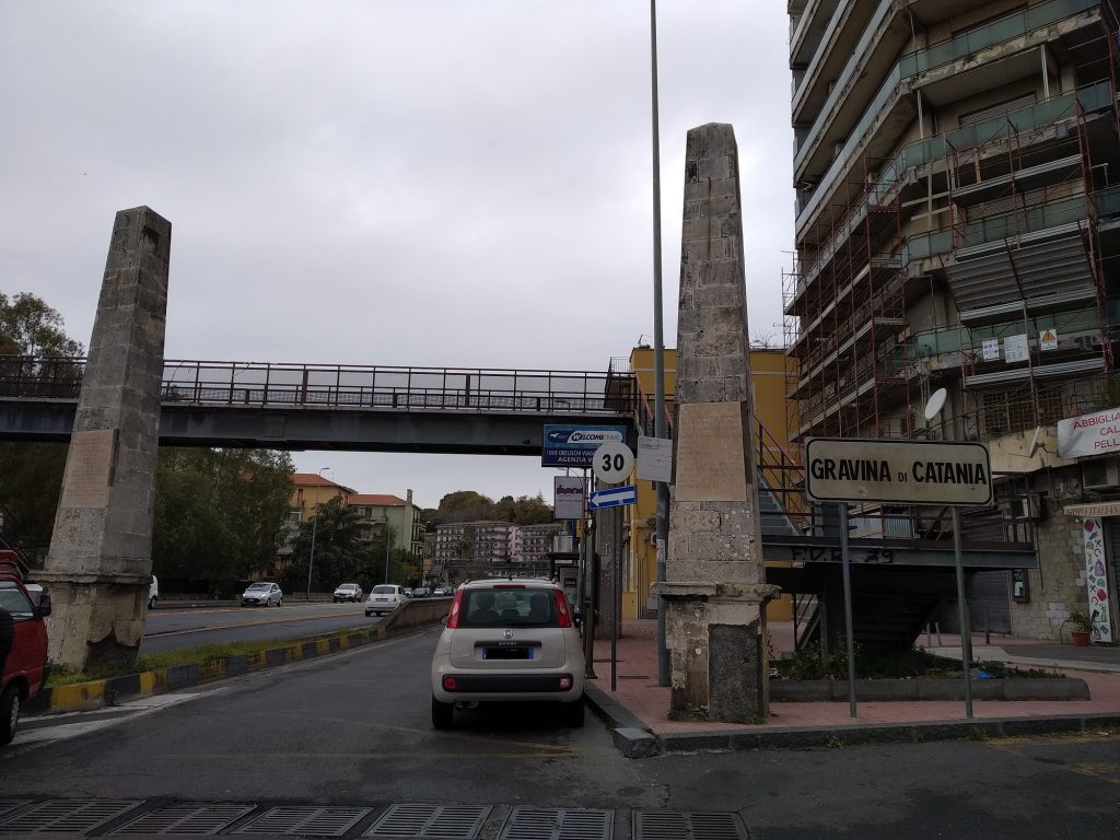 Dueobelischi in pietra chiara presenti al confine tra il comune di Catania e quello di Gravina