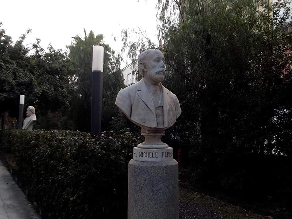 All'interno dello storico Giardino Bellini , lungo il corso dedicato agli illustri uomini che hanno dato gloria a Catania si trova anche il busto dedicato al pittore romantico Michele Rapisardi