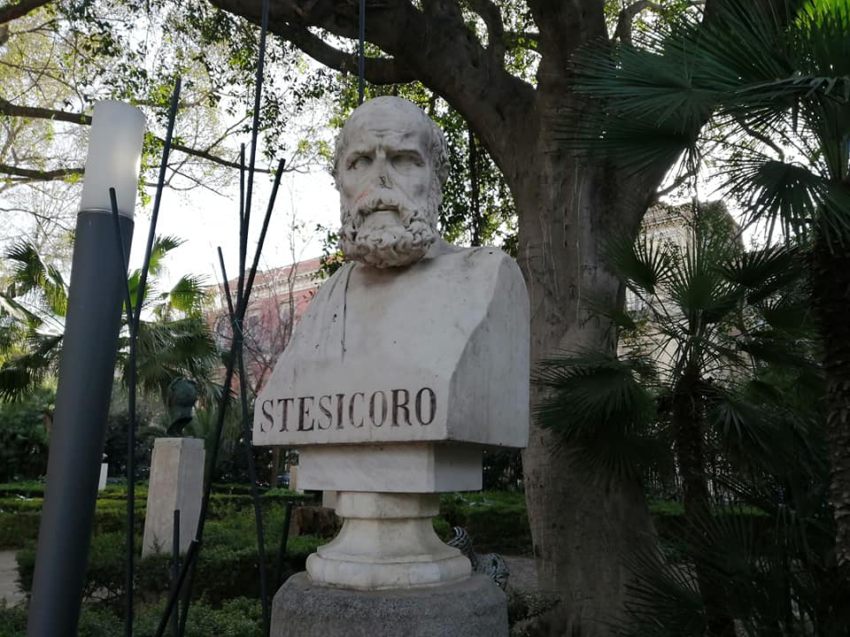 Stesicoro, nacque nella colonia greca di Imera (posta tra Cefalù e Termini Imerese) o a Metauro (l’odierna Locri di Calabria) verso il 638 a.C., morì a Catania verso il 555 a.C.; fu l’inventore della poesia corale e gli si attribuisce il probabile uso della struttura triadica (strofe, antistrofe, esodo). Stesicoro, nacque nella colonia greca di Imera (posta tra Cefalù e Termini Imerese) o a Metauro (l’odierna Locri di Calabria) verso il 638 a.C., morì a Catania verso il 555 a.C.; fu l’inventore della poesia corale e gli si attribuisce il probabile uso della struttura triadica (strofe, antistrofe, esodo).