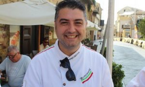 Andrea Finocchiaro è un giovane chef che ha fondato nel 2005 l'associazione internazionale Ristoworld Italy che raduna professionisti dell'ambito alberhiero, della ristorazione e del turismo. Al suo attivo ha numerosi riconoscimenti ed è fautore di tanti innovativi progetti.
