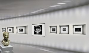 Musei civici: galleria d'arte con quadri illuminati