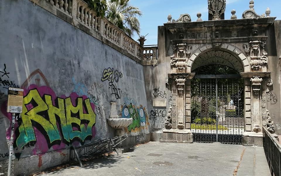L'ingresso di Villa Cerami,in fondo alla barocca via Crociferi, al cui lato sinistro si trova la fontanella muta o enigmatica, fatta costruire dal Principe Cerami per dissetare i catanesi nel 1723.