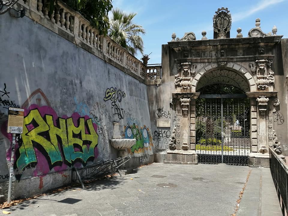 L'ingresso di Villa Cerami,in fondo alla barocca via Crociferi, al cui lato sinistro si trova la fontanella muta o enigmatica, fatta costruire dal Principe Cerami per dissetare i catanesi nel 1723.