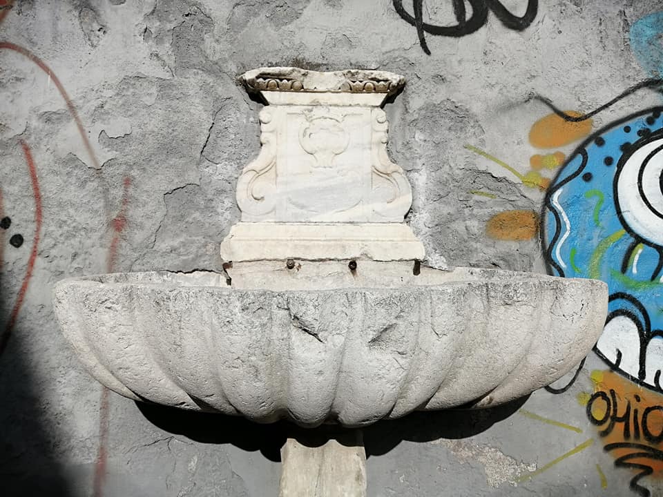 La graziosa fontanella realizzata dal Principe di Cerami oggi versa in stato di abbandono e incuria. speriamo che possa essere presto valorizzata perché depositaria della nostra storia culturale.