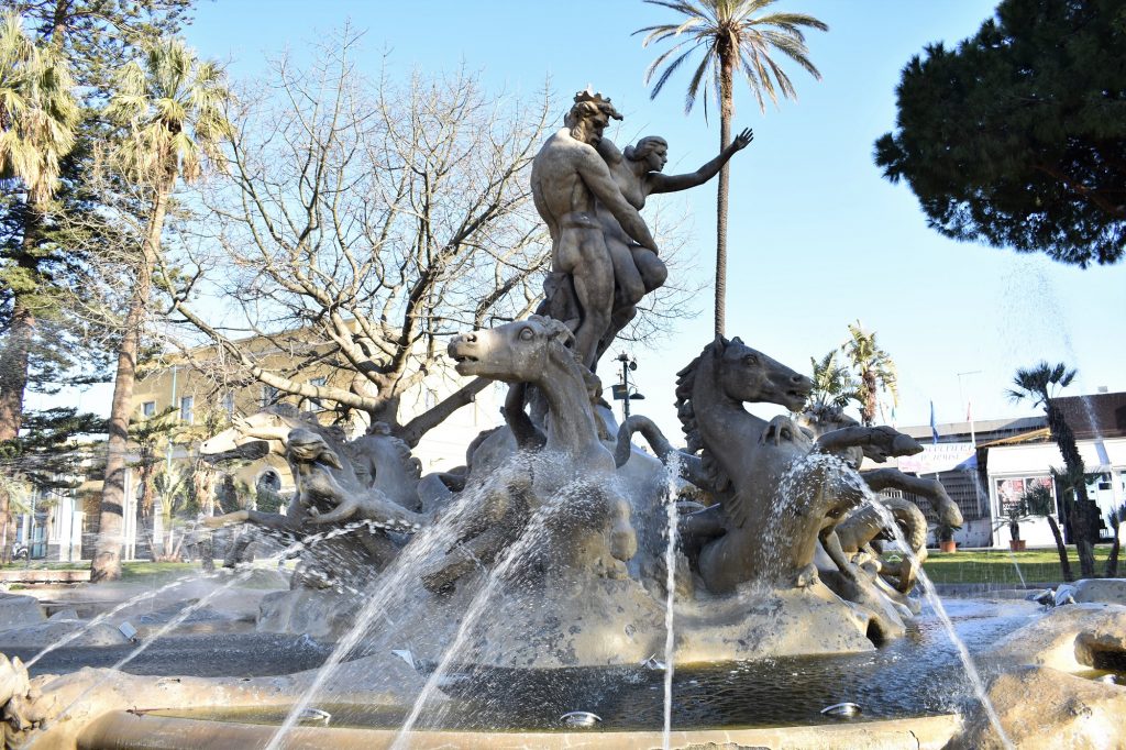 Fontana di Proserpina - Primo piano della fontana e dei due protagonisti