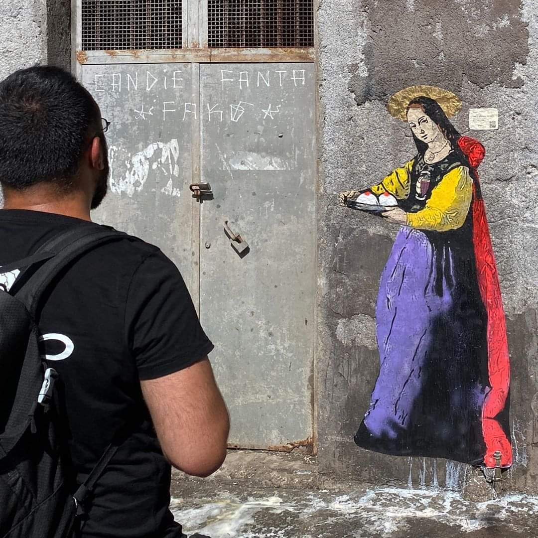 L'artista palermitano Salvo Benintende, considerato il "Bansky "italiano ha omaggiato la città di Catania con un murales molto particolare dedicato a Sant'Agata.
